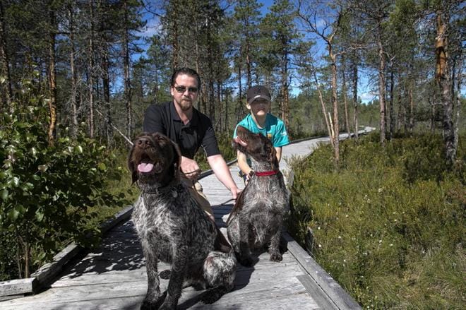 Jukka ja Ville Väisänen piipahtivat saksanseisojien kanssa Paukanevan pitkospuilla lenkillä. Jukka Väisäsen mielestä Paukanevan palvelut ovat hyvät. KUVAT: JARI E. HAKALA