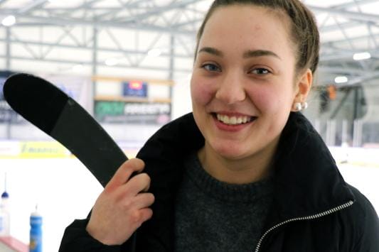 Silja Särkisen jääkiekkoharrastuksen ensimmäiset vuodet kuluivat kotihallissa Alajärvellä.