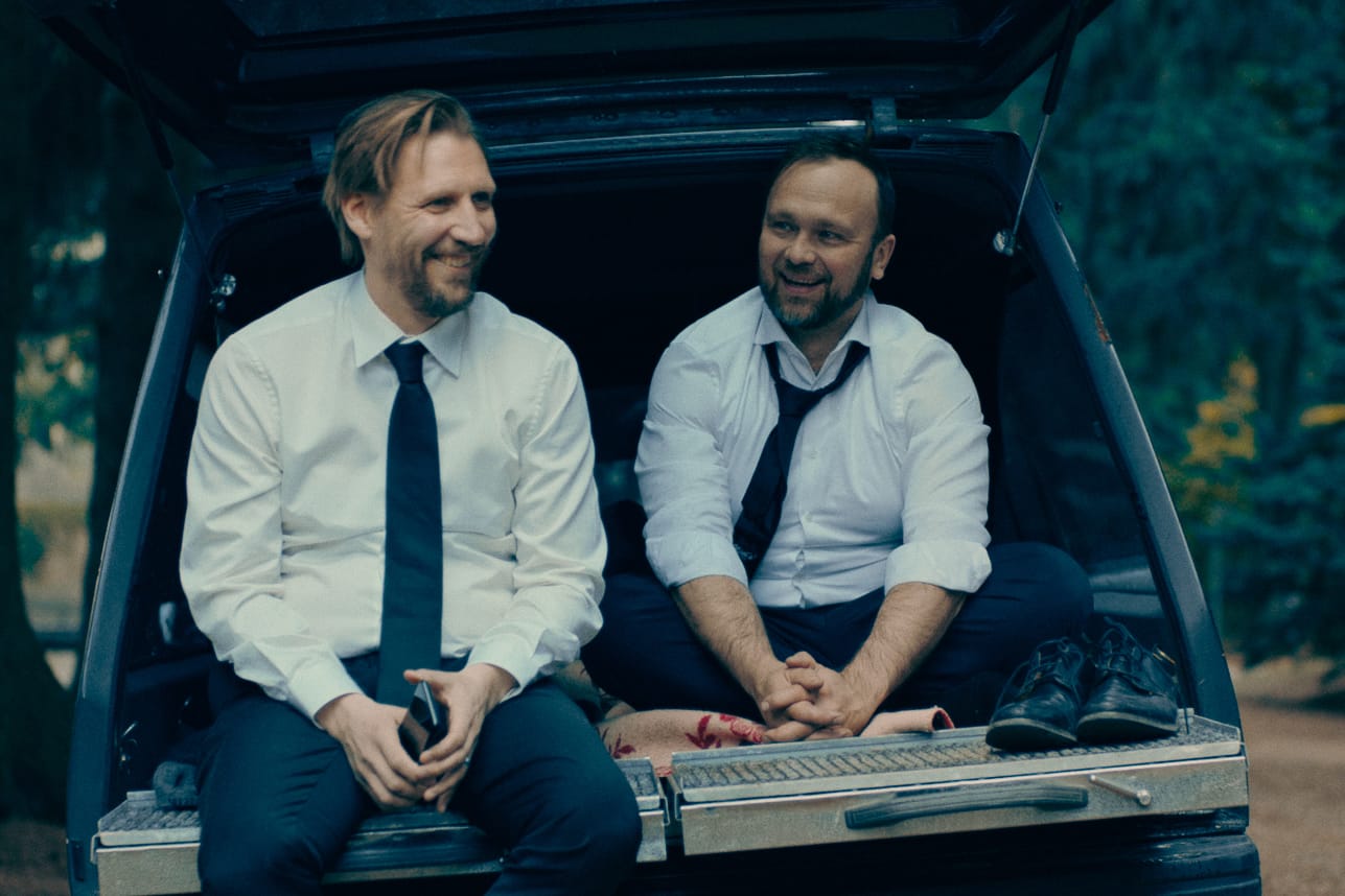 Risto Kivi (Pekka Strang) ja Arto Niska( Jari Virman) heittävät ruumiskeikkaa volvon rähjällä ja toisinaan yöpyvätkin autossa.
