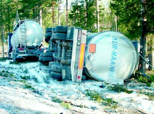 Rikkihapporekan perävaunu kaatui ojaan, mutta vakavimmilta seurauksilta vältyttiin.
