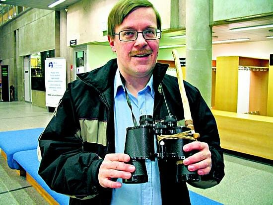 Kari Tikkasen tähtien kuvat pysyvät paremmin paikallaan, kun katsoessa taivaalle olkatukitikku nojaa olkapäähän.