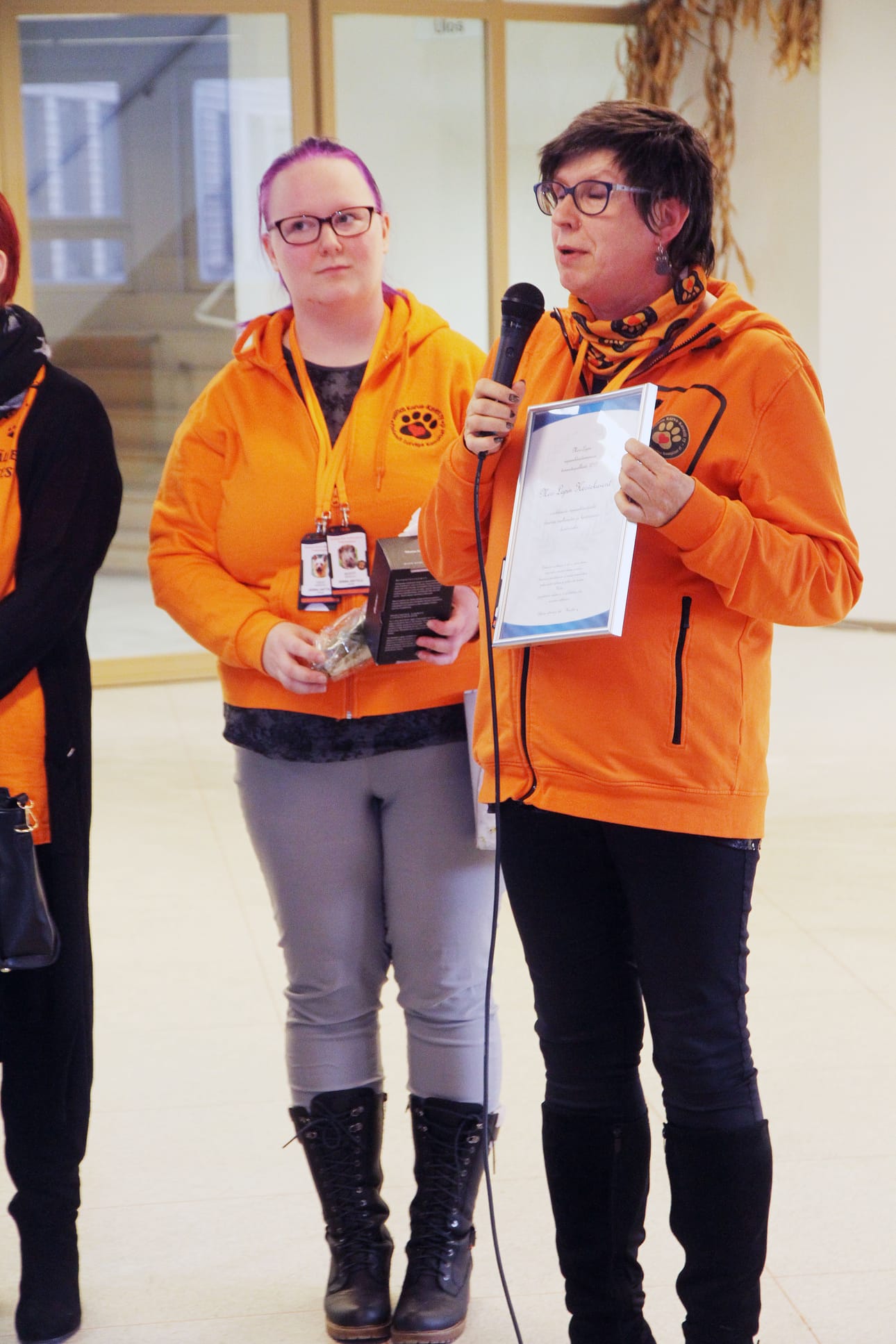 Koordinaattorit Jenna Anttila (vas.) ja Päivi Nevanperä kävivät hakemassa tunnustuspalkinnon Meri-Lapin Karva-Kavereille.