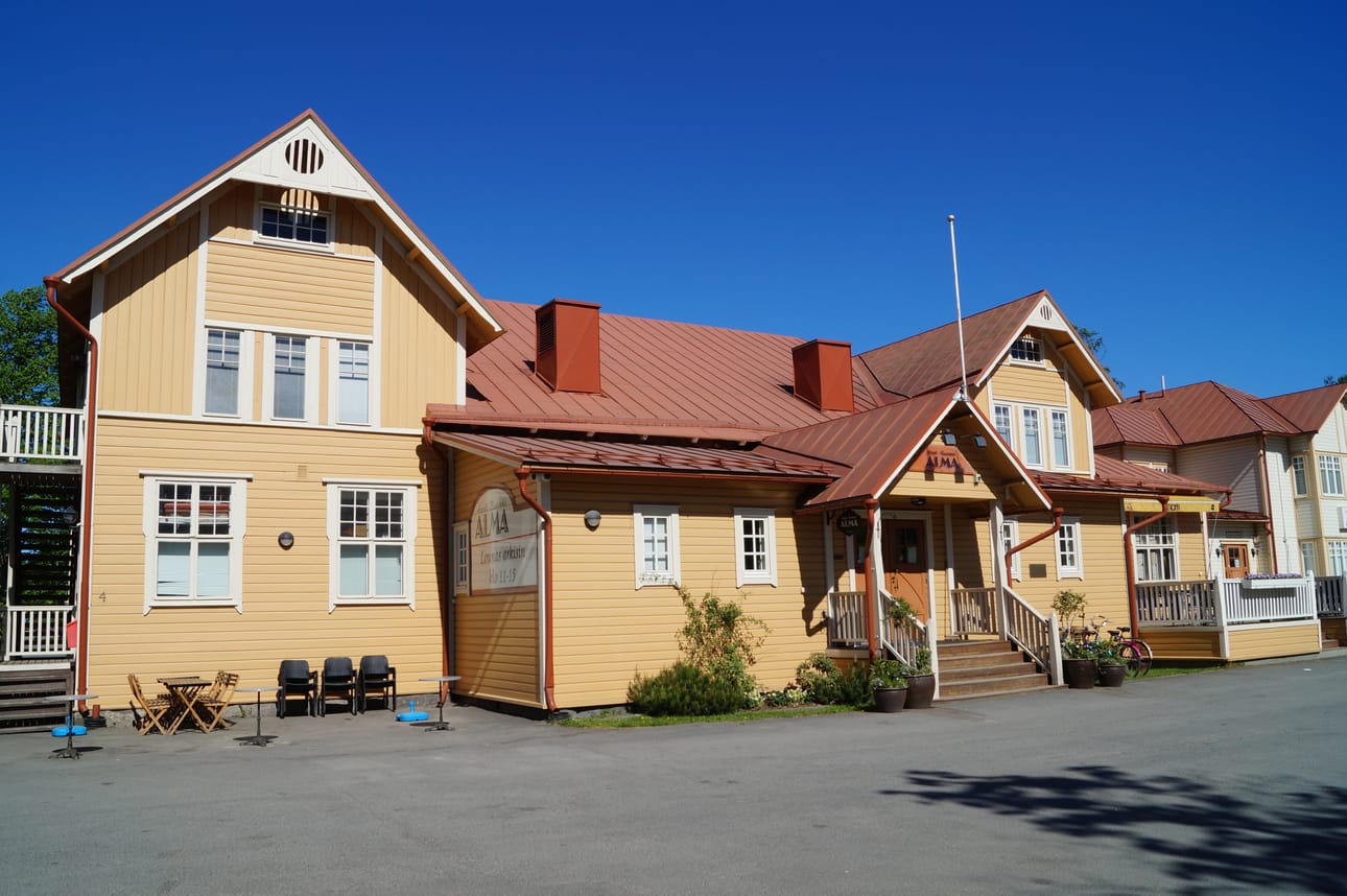Seinäjoki sai rautatien 1883. Rautatieläiset halusivat harrastuksilleen oman talon. Rautatieläistentalo valmistui 1909. Vapaussodan viimeisinä vuosina Rautatieläistentalossa majaili venäläistä sotaväkeä. Jugendtyylisen hirsirakennuksen keskeiset tilat ovat säilyneet muuttumattomina. Nykyisin Rautatieläistentalossa on hotelli-ravintola Alma. Yrittäjä Petri Pihlajaniemi osti kiinteistön Seinäjoen kaupungilta ja kunnosti rappeutumaan päässeen talon. Hotelli-ravintola avattiin 2006.