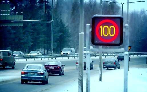Muuttuvat taulut näyttävät Pohjantiellä joko 100 tai 80 rajoitusta.
