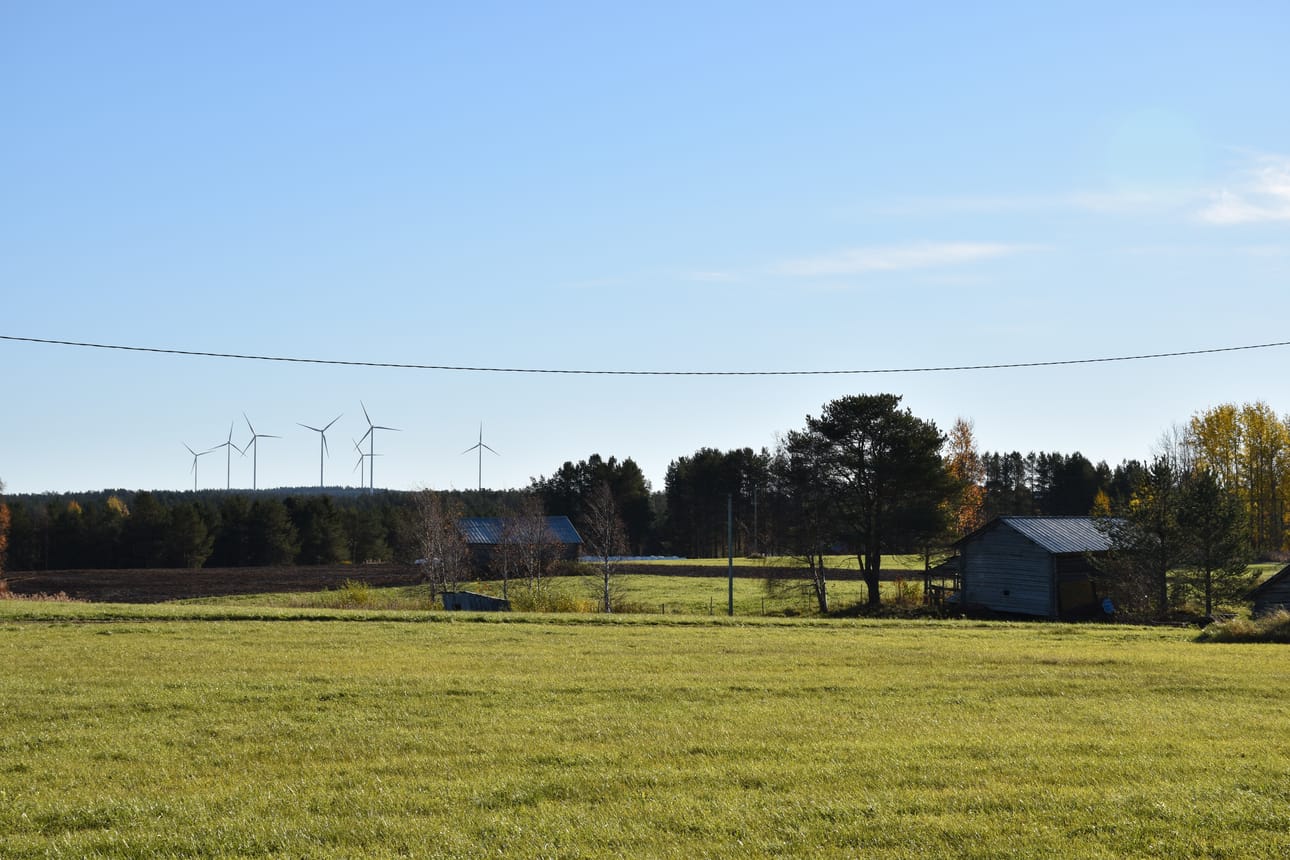 Posion ensimmäisen, seitsemän myllyn puiston rakensi kolme vuotta sitten Posion Energia Oy:n omistava slovakialainen E-Group.Voimaloista kolme on Lohirannan kaakkoispuolella sijaitsevassa Saukkovaarassa ja neljä Kuusamon länsipuolella Mäkiahossa.