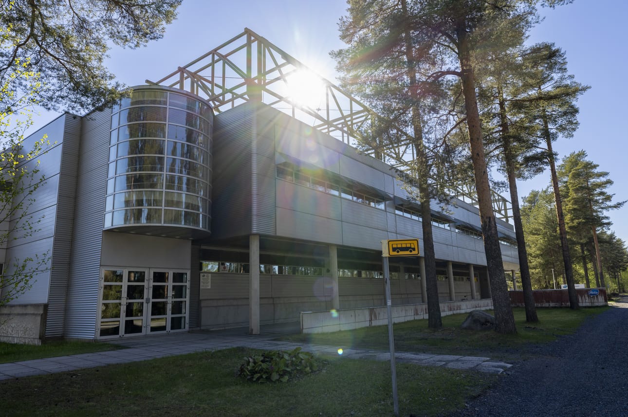 Valion Oulun-meijeri sijaitsee Maikkulassa. Tehtaan tuotannossa työskentelee noin 300 henkilöä.