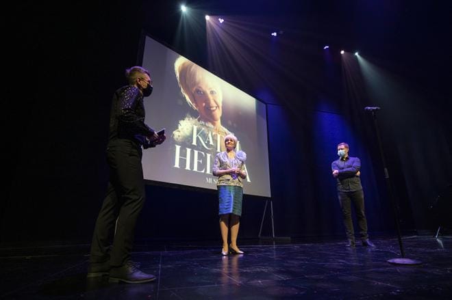 Satu Taalikainen esittää Katri Helenaa syksyn musikaalissa, jossa kuullaan paljon iskelmätähden kappaleita. Ohjaajana on teatterinjohtaja Seppo Välinen ja musiikin sovittaa kapellimestari Sauli Perälä. KUVAT: JARNO PELLINEN