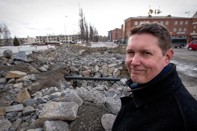 Kehitysjohtaja Mikael Alaviitala sanoo, että ensin rakennetaan kuntoon kunnallistekniikka, ja sen jälkeen ryhdytään päällystämään Sepänkylän uutta toria, jossa nyt on suuria kivikasoja. KUVA: PAULA KASKIMAA