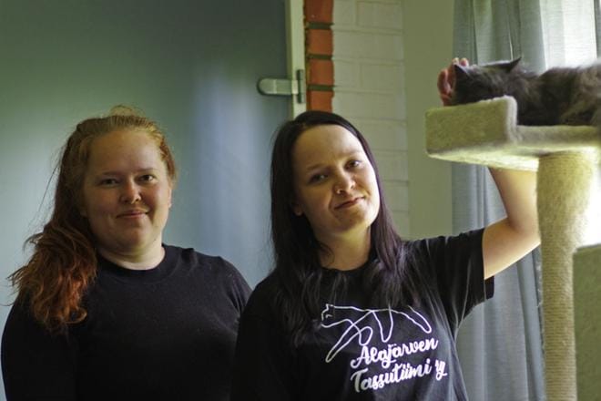 Alajärven Tassutiimin Karoliina Takamäen (vas.) ja Maarit Korkia-ahon mukaan sijaiskodeista on huutava pula. KUVAT: TEEMU NIEMELÄ