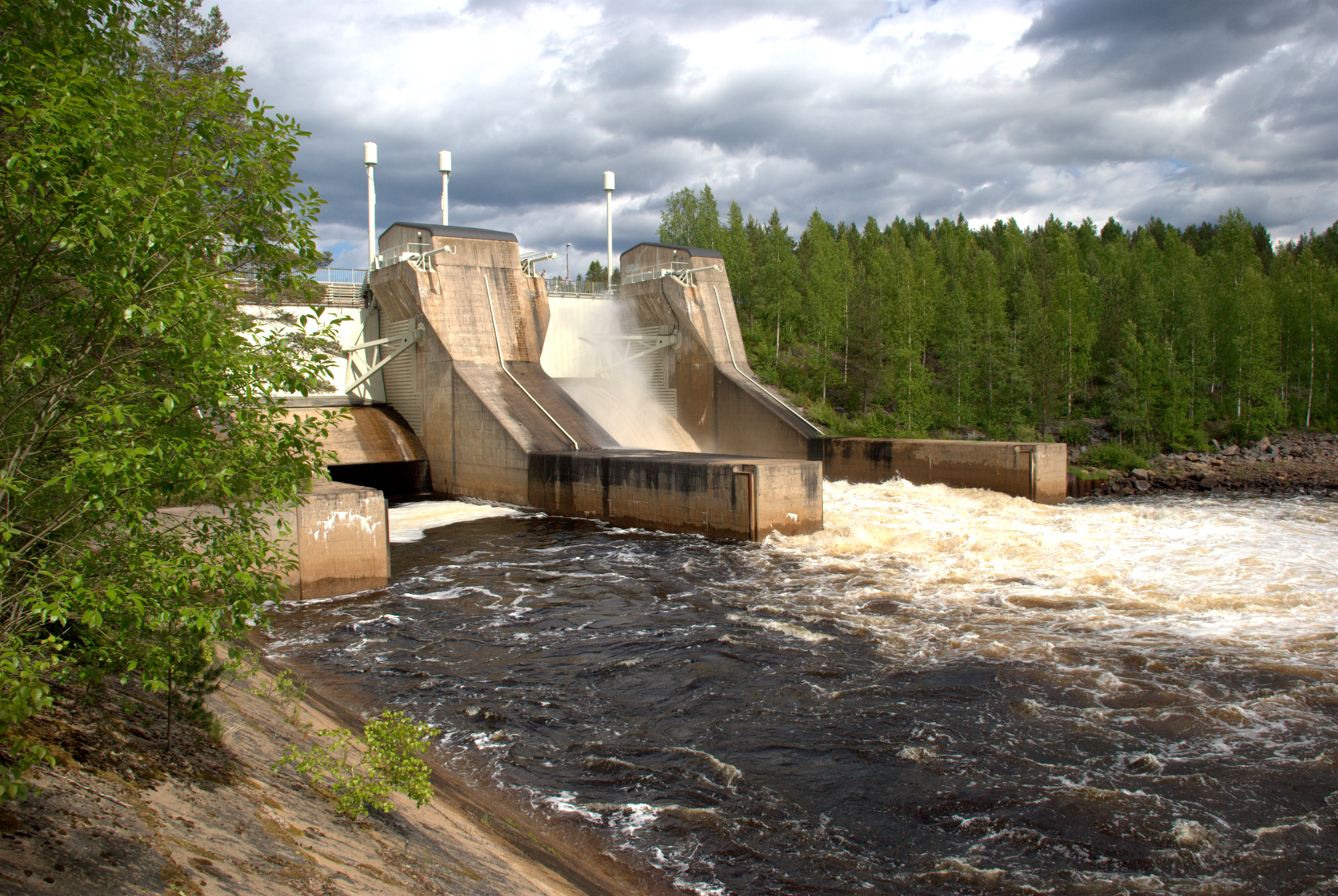 Montan voimalaitos sijaitsee lohikannaltaan vähäisellä Oulujoella.