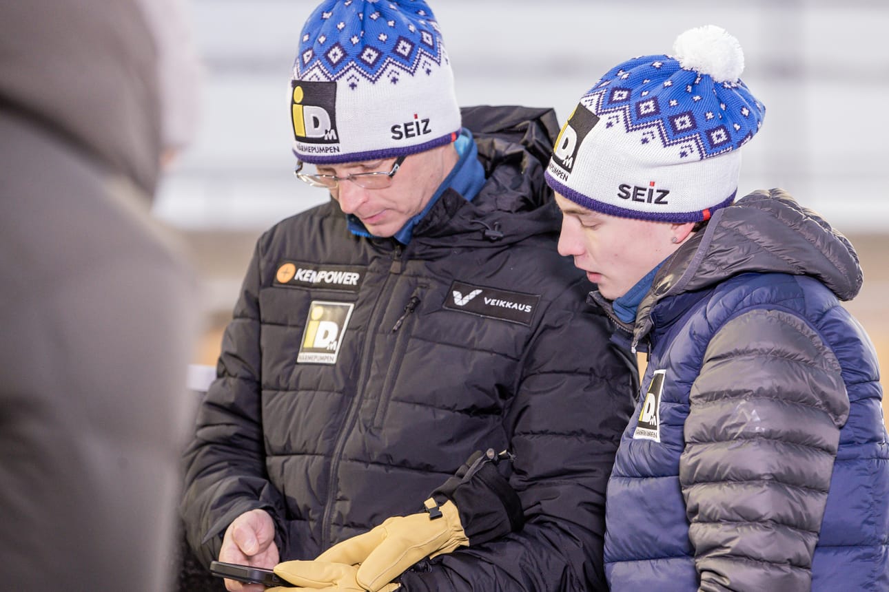 Vilho Palosaaren (vas.) päävalmentaja Igor Medvedin lähtö kesken kisojen pois olympialaisista ei vaikuttanut hänen tekemiseensä. Kuvassa Medved ja Palosaari tutkivat asioita puhelimesta Rukan maailmancupissa marraskuussa 2024.
