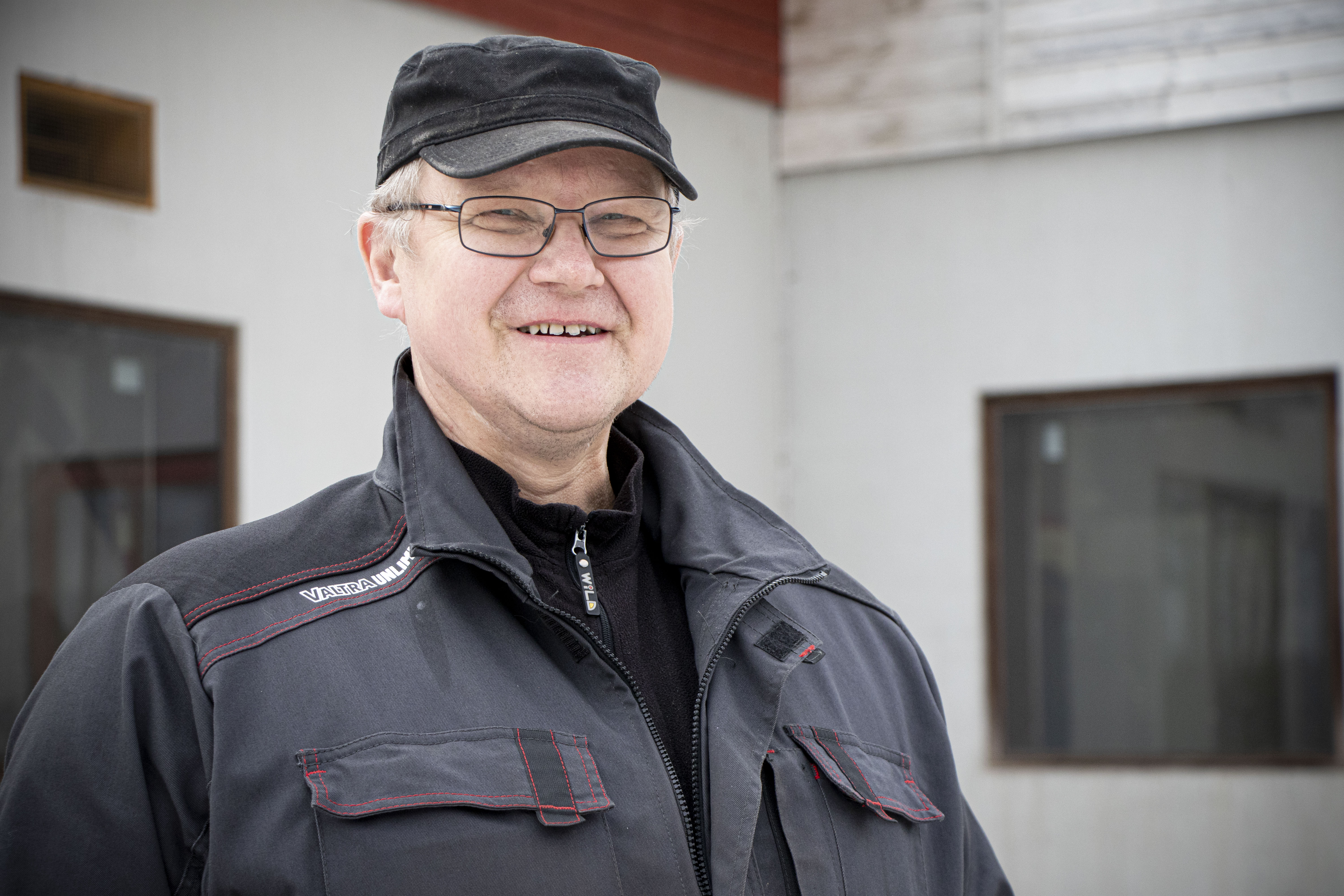 Eero Harjapää luottaa, että tila pärjää myös sopimustuotannossa. Noin 10 vuotta sitten rakennetussa pihatossa on 180 lypsävää, joita palvelee kolme lypsyrobottia.