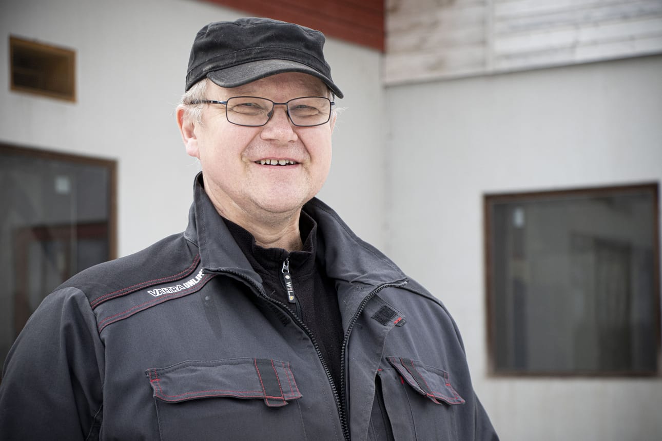 Eero Harjapää luottaa, että tila pärjää myös sopimustuotannossa. Noin 10 vuotta sitten rakennetussa pihatossa on 180 lypsävää, joita palvelee kolme lypsyrobottia.