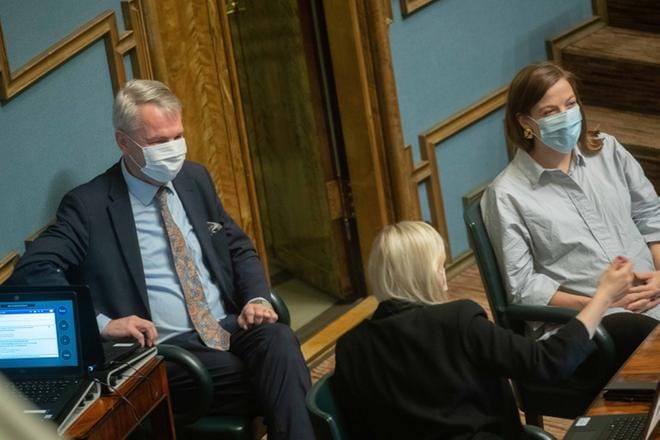 Ulkoministeri Pekka Haavisto (vihr.) sai luottamuksen ja hän jatkaa tehtävässään. Keskusta äänesti hallituslinjan mukaisesti yhtä poikkeusta lukuun ottamatta. Vaikka äänestys on käyty ja asia on joidenkin mielestä pois päiväjärjestyksestä, niin keskustan johto saa selitellä ratkaisua vielä pitkään kenttäväelleen. KUVA: Mauri Ratilainen