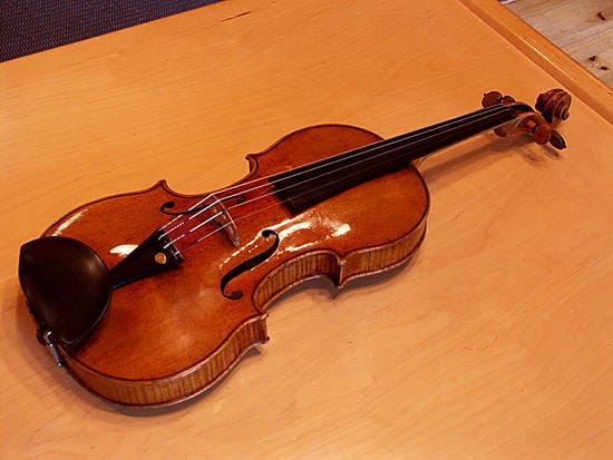 Lähes 300 vuotta vanha Stradivarius myytiin New Yorkin huutokaupassa lähes 2,8 miljoonalla eurolla.