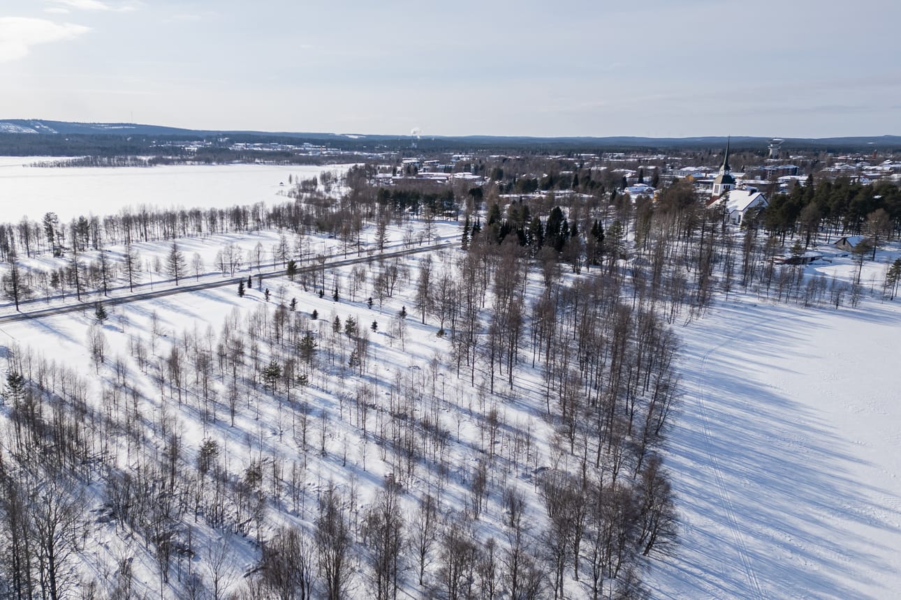 Pappilan peltojen tähän paikkaan on Kuusamojärven (oikealla) rannalle on kaavoitettu kolme omakotitalotonttia.