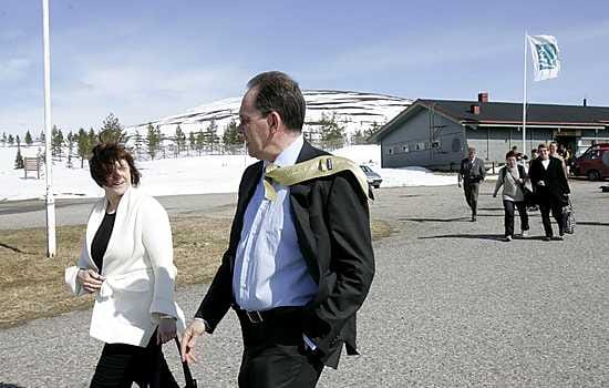 Hyinen tuuli ei ollut vieraskorea, kun ympäristöministeri Paula Lehtomäki tutustui Pallakseen Lapland Hotels Oy:n konsernijohtajan Pertti Yliniemen opastuksella.