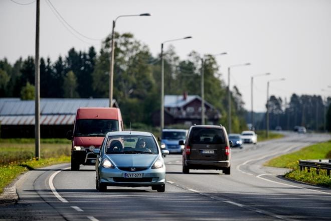 Valtatie 18 on ajoneuvojen päivittäiseen määrään nähden paikoittain varsin kapea. Etenkin kesäaikaan vilkas maatalousliikenne osaltaan vaikeuttaa valtatien liikenteen sujuvuutta ja turvallisuutta. KUVAT: JAAKKO ELENIUS