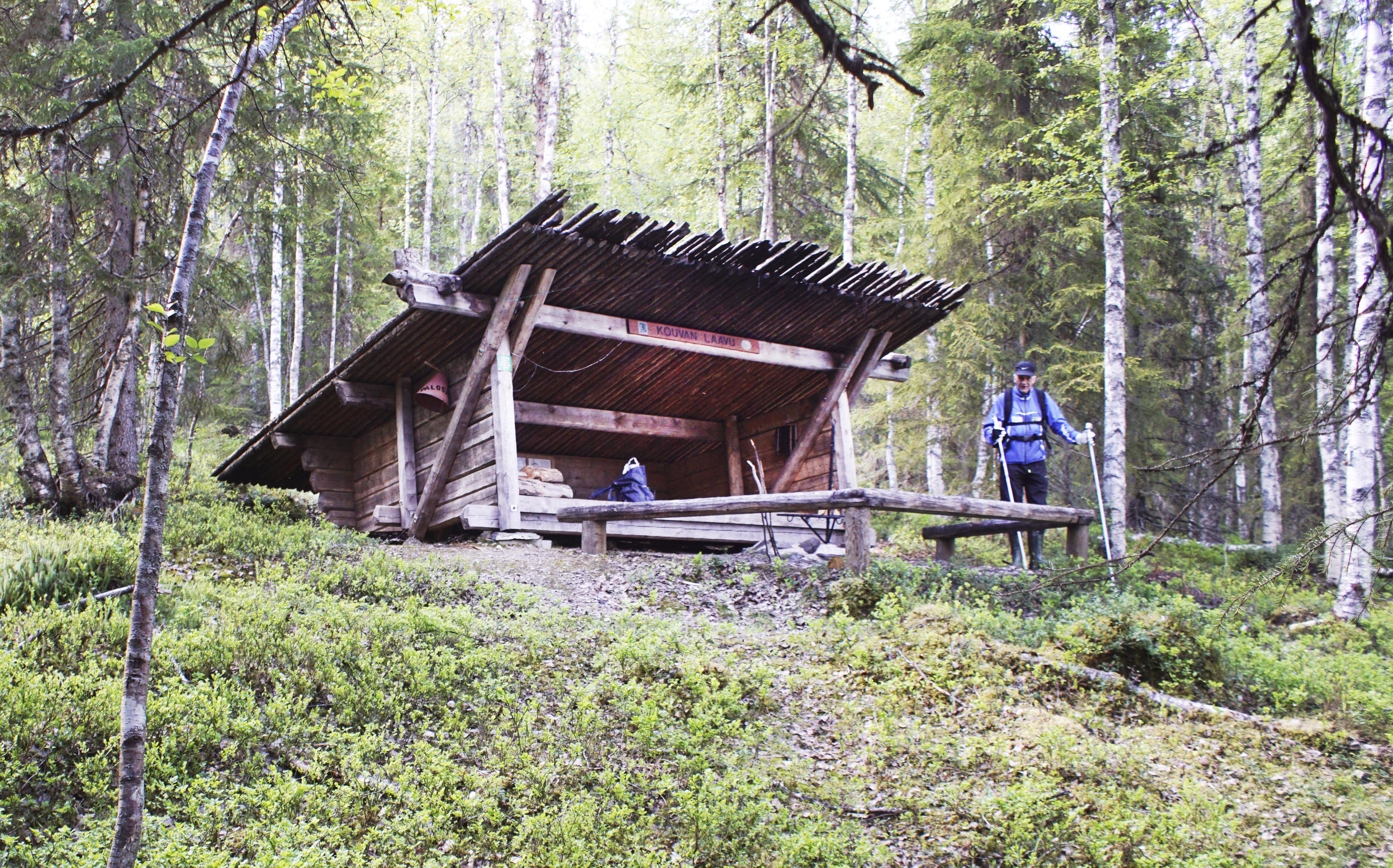 <p>Kouvan laavu on nätillä paikalla ja helposti saavutettavissa.</p>