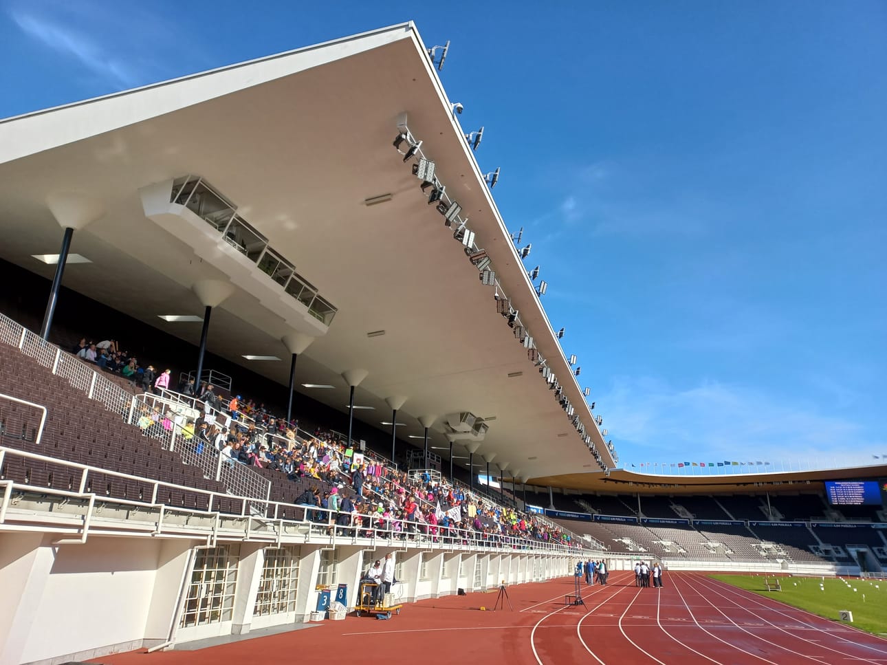 Suomenkielisten koulujen kouluviestikarnevaali järjestetään nyt ensimmäisen kerran Olympiastadionilla.