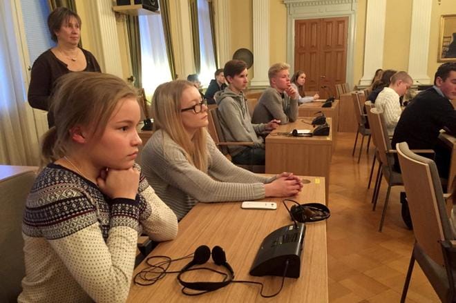 Nuorisovaltuuston jäsenet pääsivät tenttaamaan päättäjiä Pietarsaaren valtuustosaliin. Lähimpänä kameraa Eevi Kirsilä ja Riia Ketoja. KUVA: TAPIO LEHTINEN