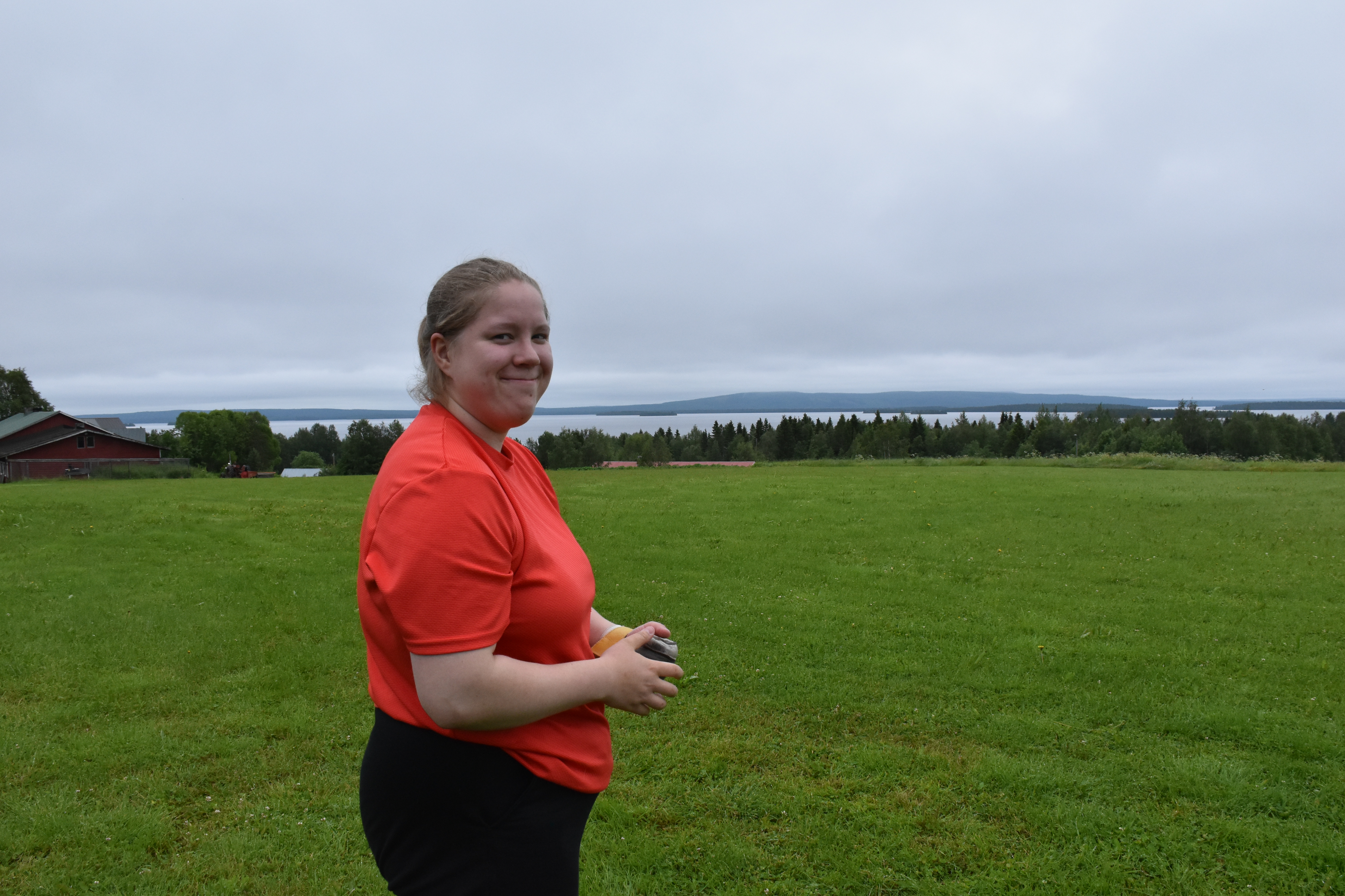 Kun Tytti Oikarainen heittää moukaria vanhempiensa luona Tolvassa, ei heittomaisemissa ole valittamista.