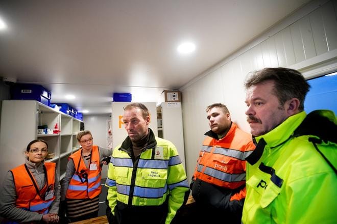 Postin työntekijät Anastassia Backlund, Päivi Enlund, Kari Viljanen, Jussi Laiho ja Jouni Männistö uskovat, että pop up -noutopisteet ovat tulleet jäädäkseen. KUVAT: JAAKKO ELENIUS