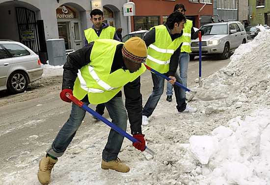 Pakolaiset ryhtyivät lumitöihin.