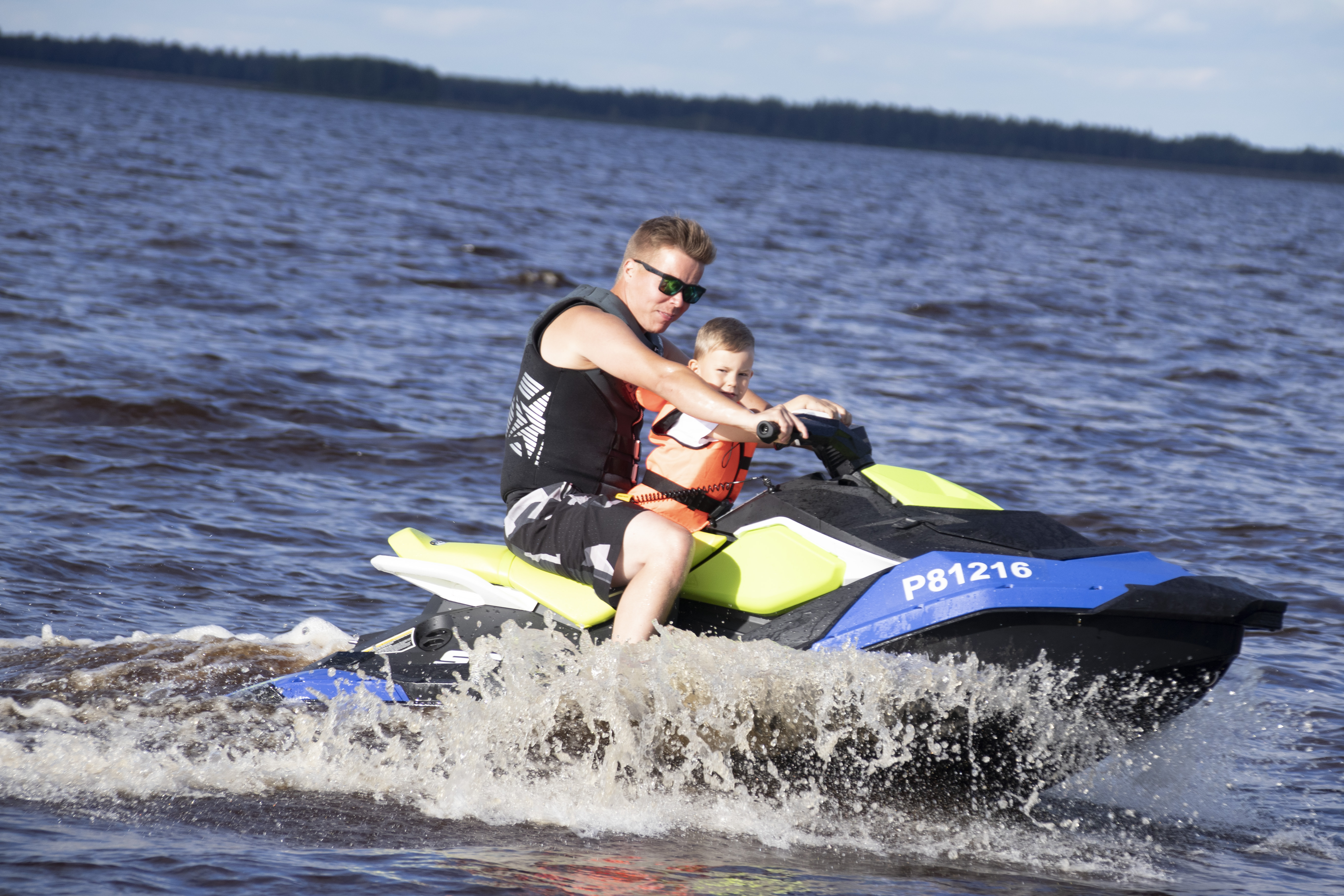 Mikko Tahvolan ja Kimi Warpen ilmeet kertovat, kuinka mukavaa vesijetteily kauniissa kesäillassa on.