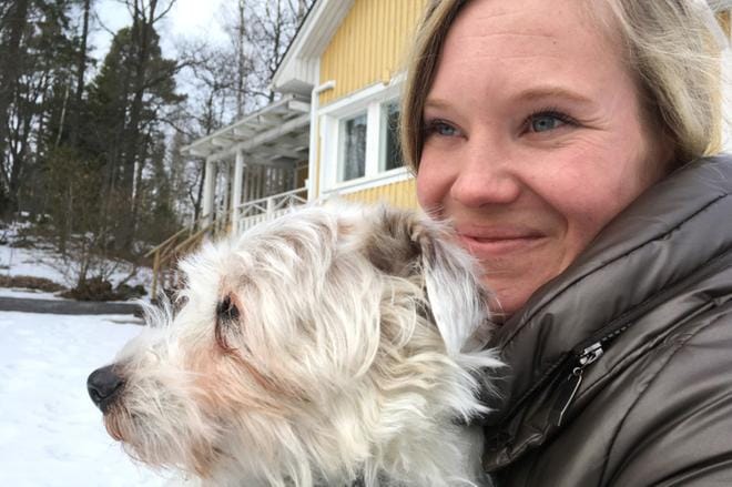 Linda Raitio on kasvanut aikuiseksi kolmen muun huostaanotetun tytön kanssa turvallisessa perheessä KUVA: Yle/ Kati Grönholm