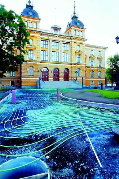 Piha kauniiksi. Kaupungintalon ympäristön kunnostustyö etenee, kun myös pihakiveyksen alle asennetaan lämmitysjärjestelmä.