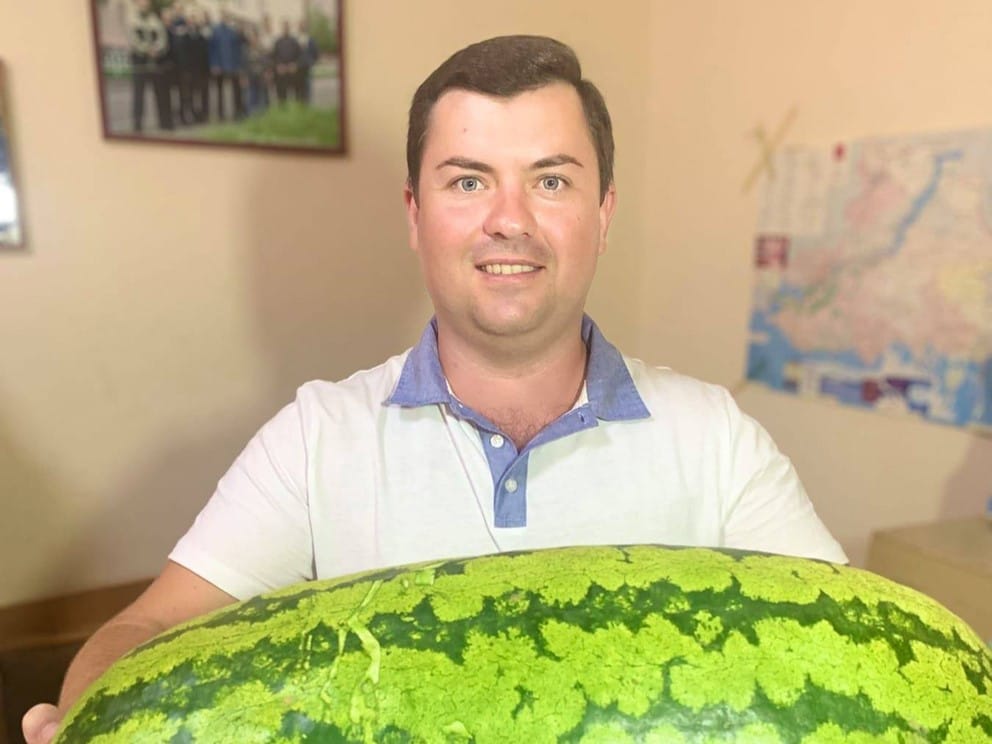 Anton Kolomiets kaatui Bahmutin rintamalla 20. joulukuuta. Heinäkuussa tv-toimittaja kertoi jutussamme omasta ja perheensä kokemuksesta, kun nämä kestivät sata päivää Venäjän miehitystä Hersonissa. Kolomiets antoi käyttöömme kuvia, kuten tämän otoksen, jossa hän pitelee eteläisen Ukrainan symbolia, vesimelonia.