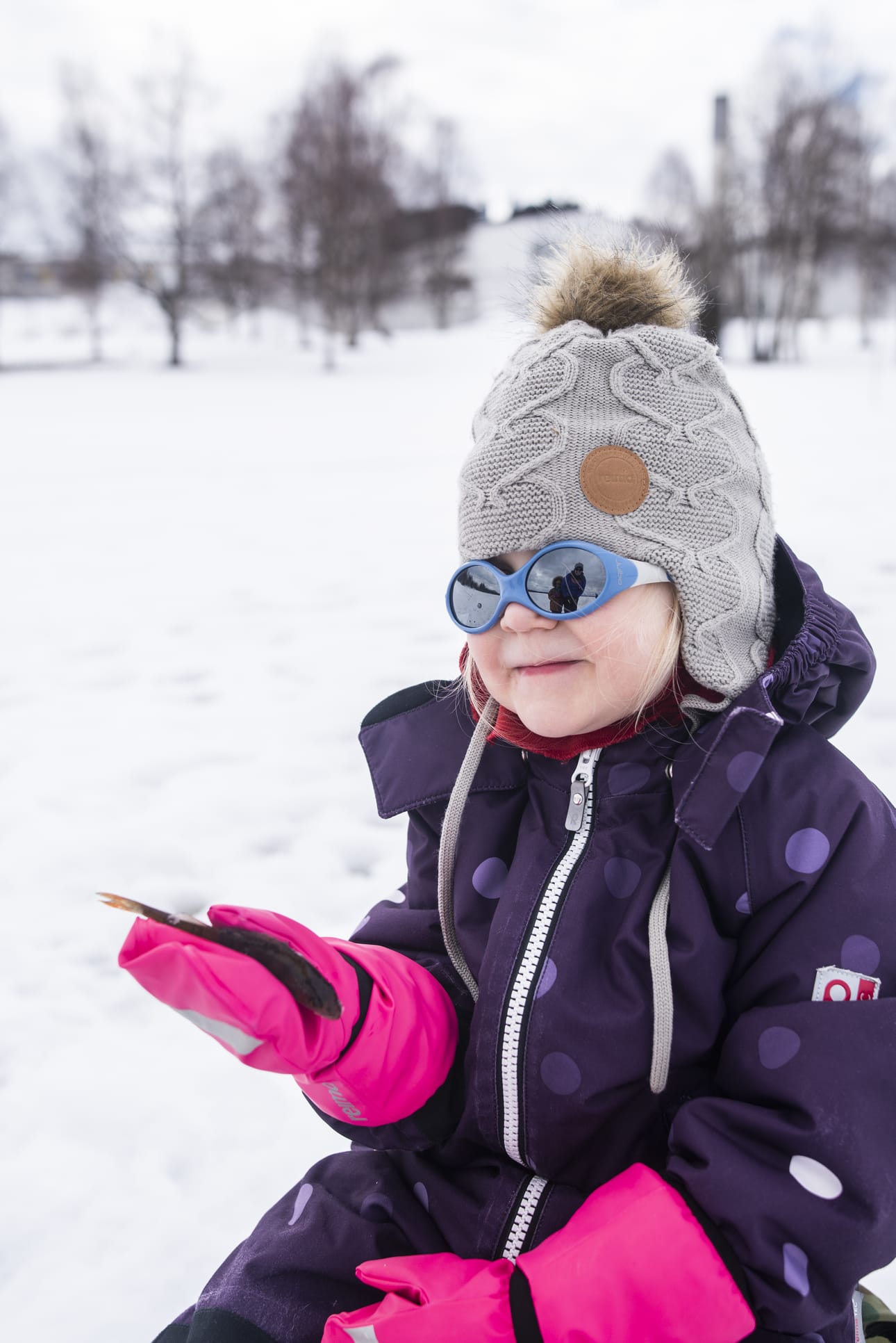 3-vuotias Sylvi Mustaniemi esitteli ylpeänä ensimmäistä kalaansa ikinä.