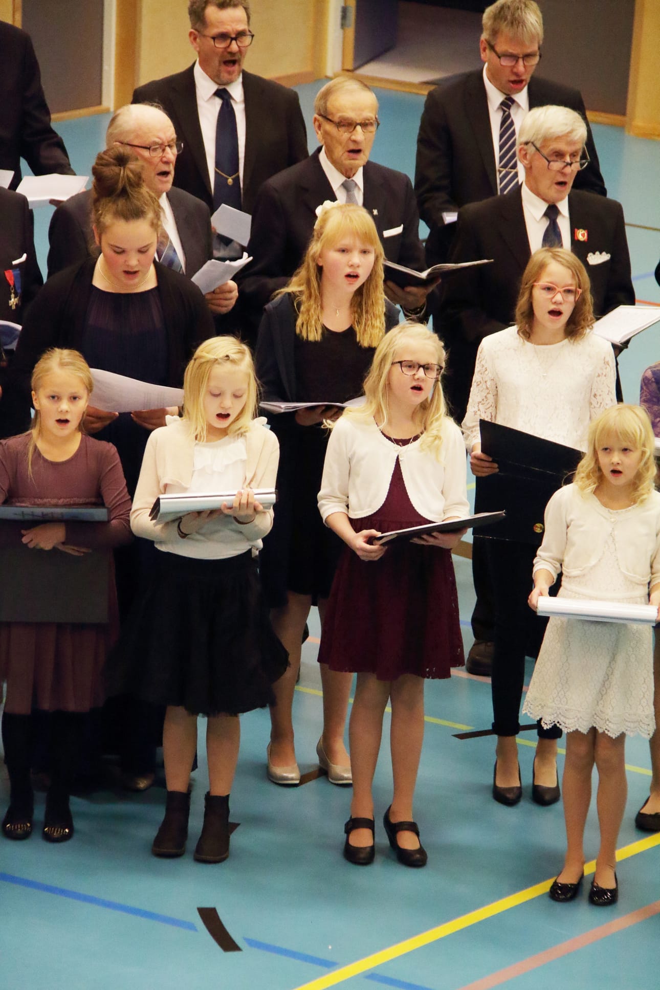 Kärsämäen seurakunnan lapsikuorolaiset ja miesten lauluryhmä esiintyivät itsenäisyyspäiväjuhlassa.