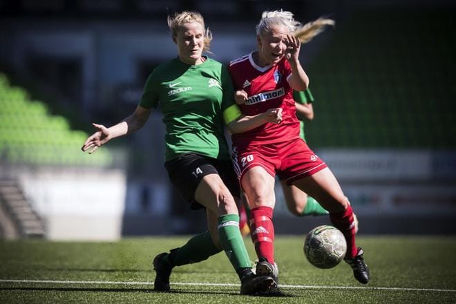 FC Sportin Sandra Lind (oik.) suojasi palloa HPS:n Aino-Marja Lehtiseltä. KUVA: JARNO PELLINEN