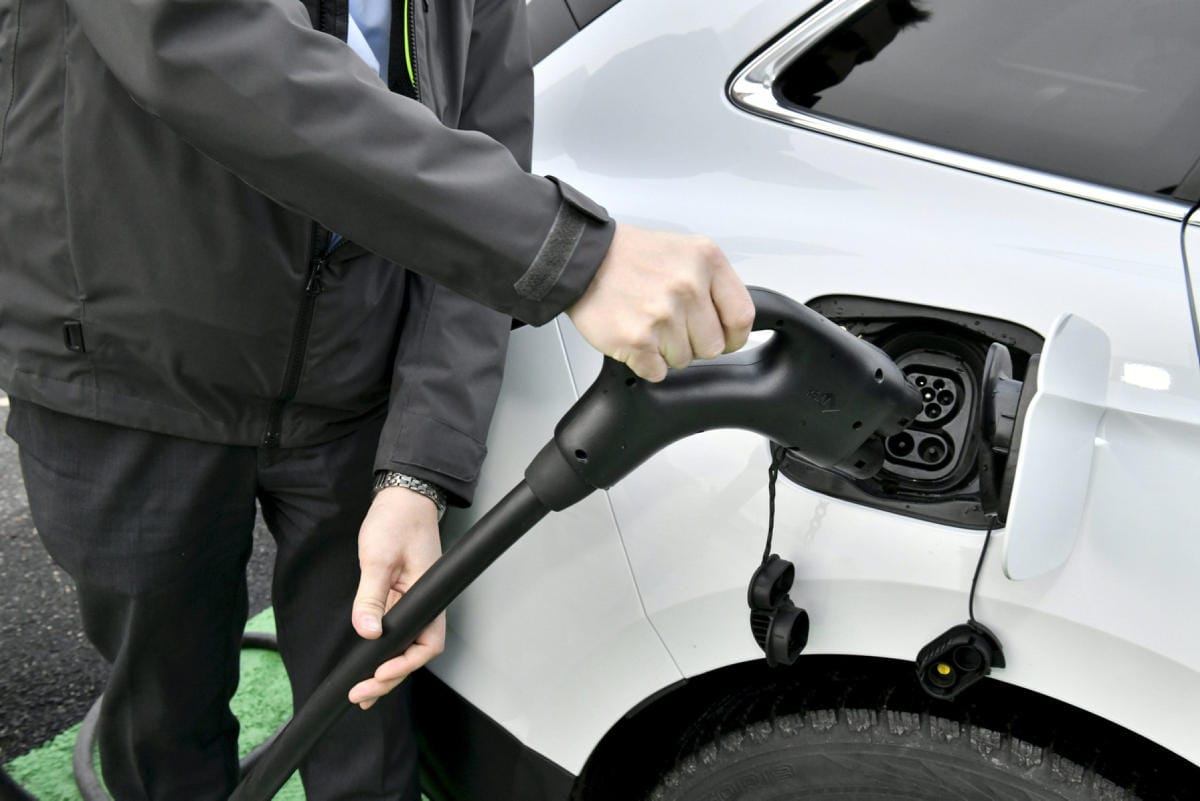 Automarkkinat vilkastuivat selvästi vuoden 2020 pohjalukemista. LEHTIKUVA / HEIKKI SAUKKOMAA