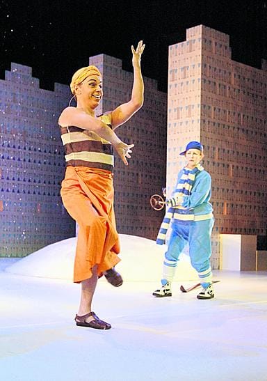 Suomalaisesta Tapiirista alkanut oopperan tekemisen malli saa jatkoa, jos Kansallisoopperan pääjohtajan Erkki Korhosen esittämä suunnitelma yhteisoopperasta oululaisten kanssa toteutuu. Kuvassa Jussi Miilunpalo (Tapiiri) ja Kaija Nuoranne (Sika).