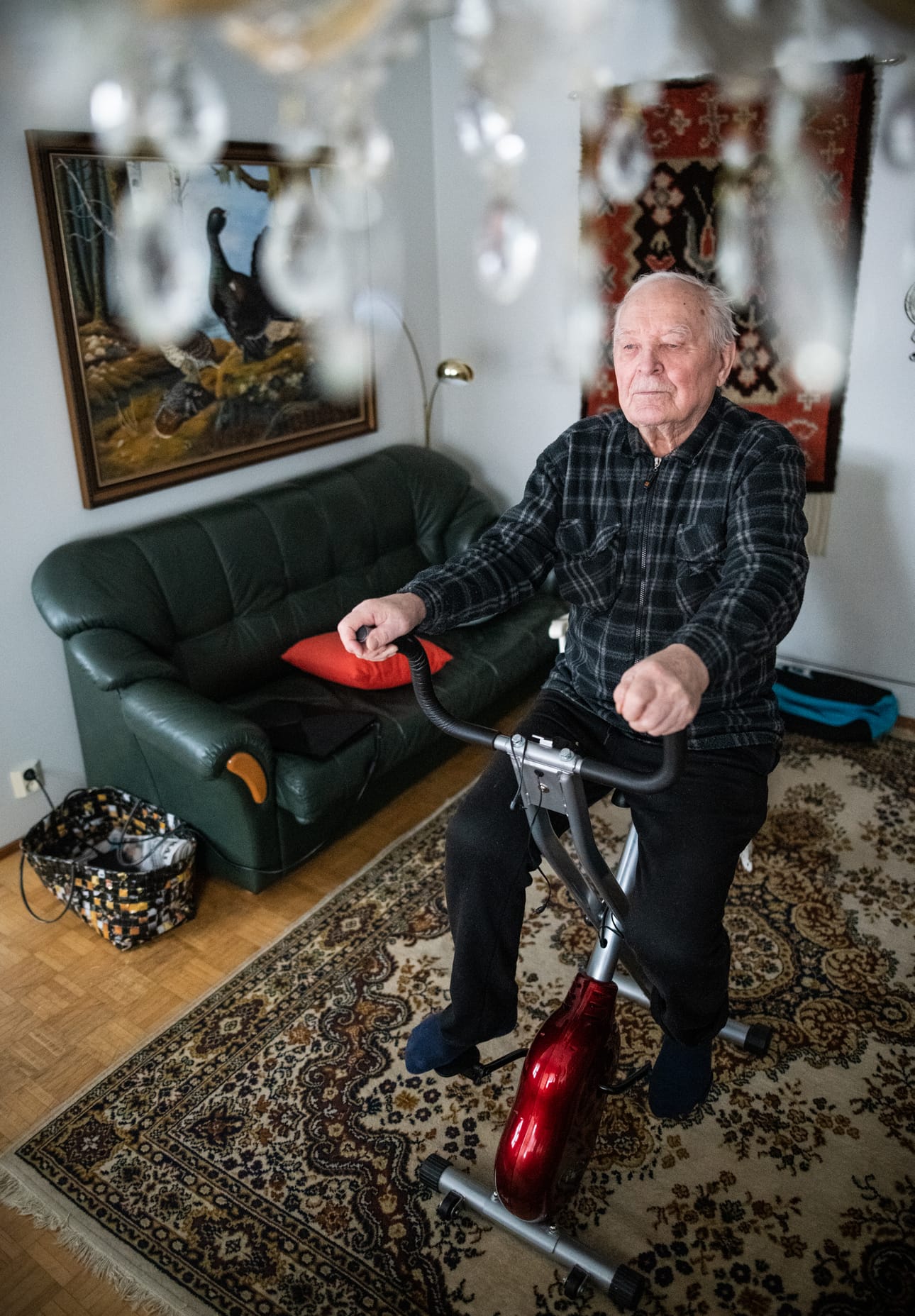 Eino Jaakkola on urheillut koko ikänsä ja homma jatkuu. Hän käy monta kertaa viikossa uimahallin kuntosalilla ja kotoakin löytyy kuntopyörä.
