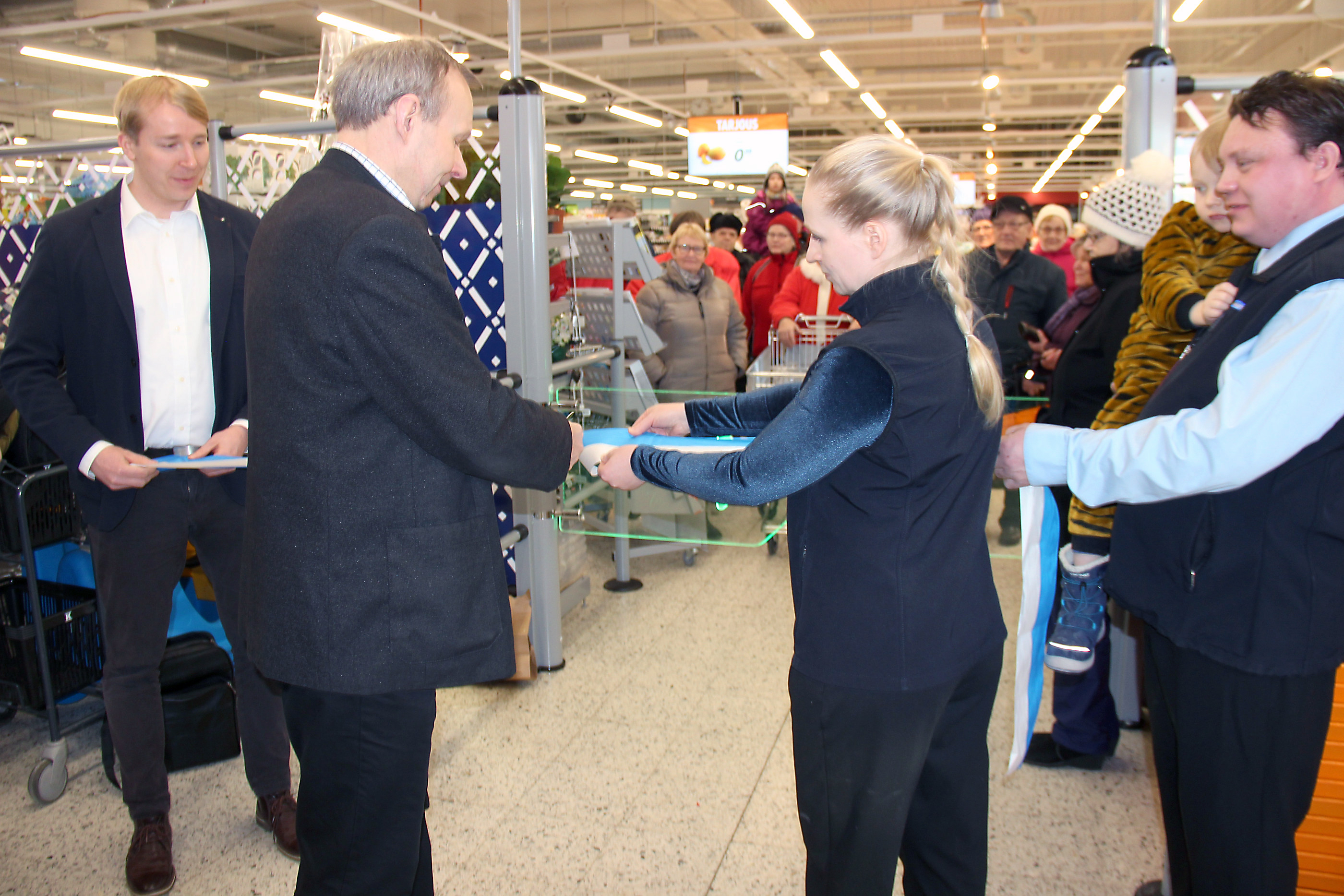 Uudistuneen Pudasjärven K-Supermarketin avajaisnauhanleikkauksen suoritti kaupungin kehittämisjohtaja Jorma Pietiläinen Niskasen kauppiasperheen ja Ruokakeskon pohjoisen alueen K-Supermarket-ketjupäällikkö Tanu Tompurin avustuksella.
