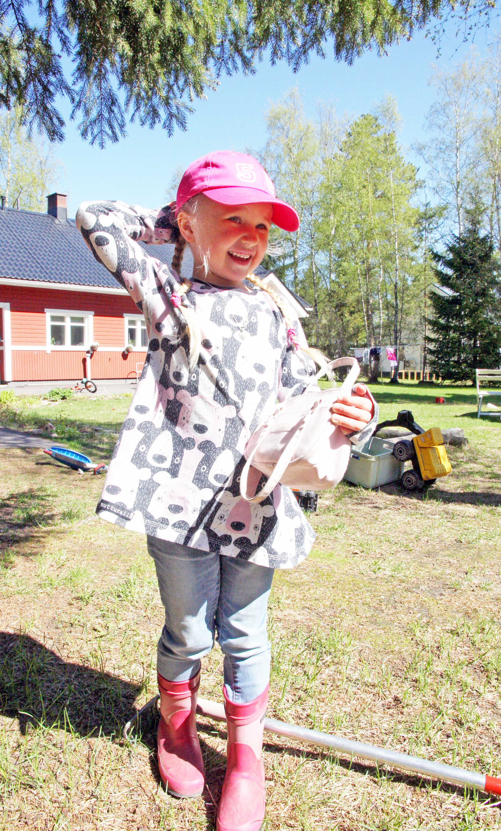 Helmi on nuori     käsikirjoittaja. Apuna on ollut isä Janne Kuustie.    Nyt Helmiä tosin     mietityttää    tuleva syntymäpäivä-    juhla. Pihalla on     juhlapäivänä kiva     leikkiä kavereiden     kanssa.