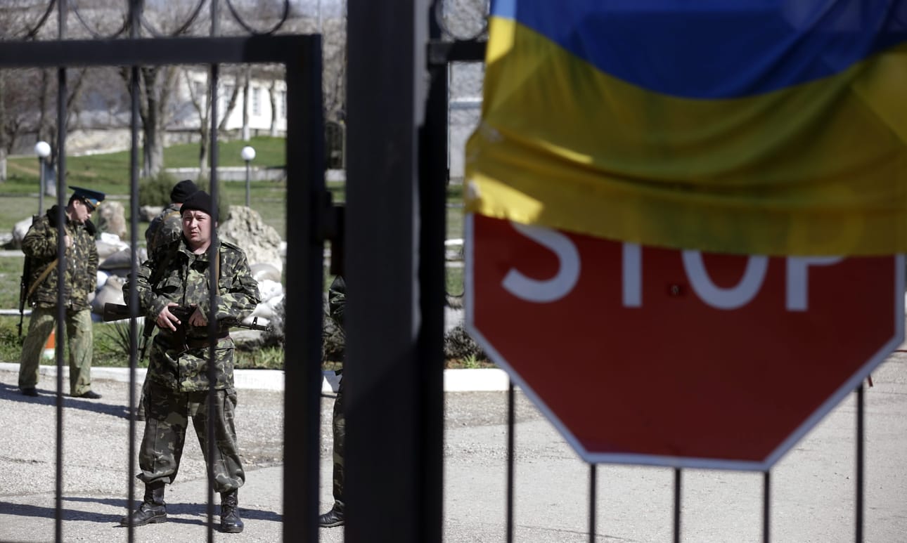 Ukrainalaissotilaita tukikohdassa Sevastopolissa.
