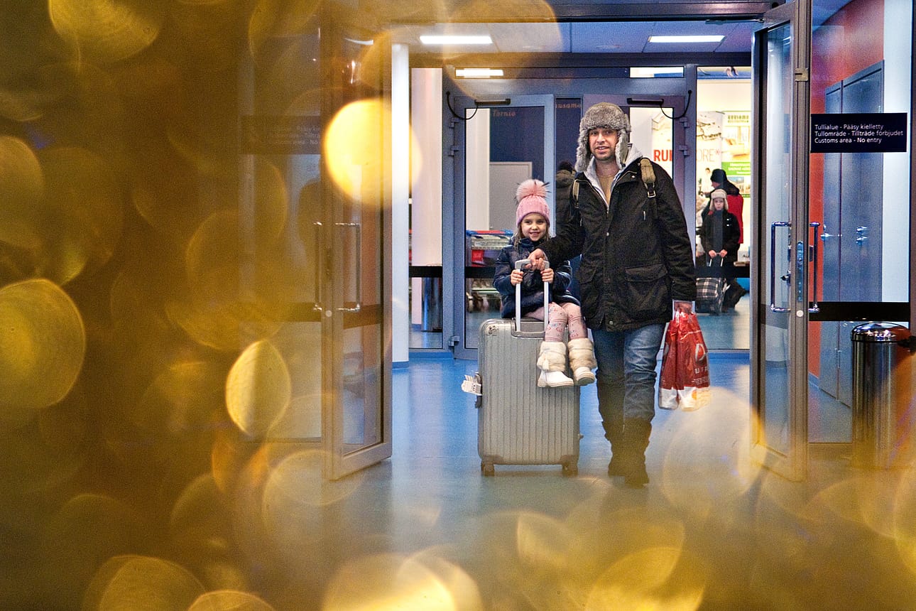 Matkailijoita Kuusamon lentokentällä.