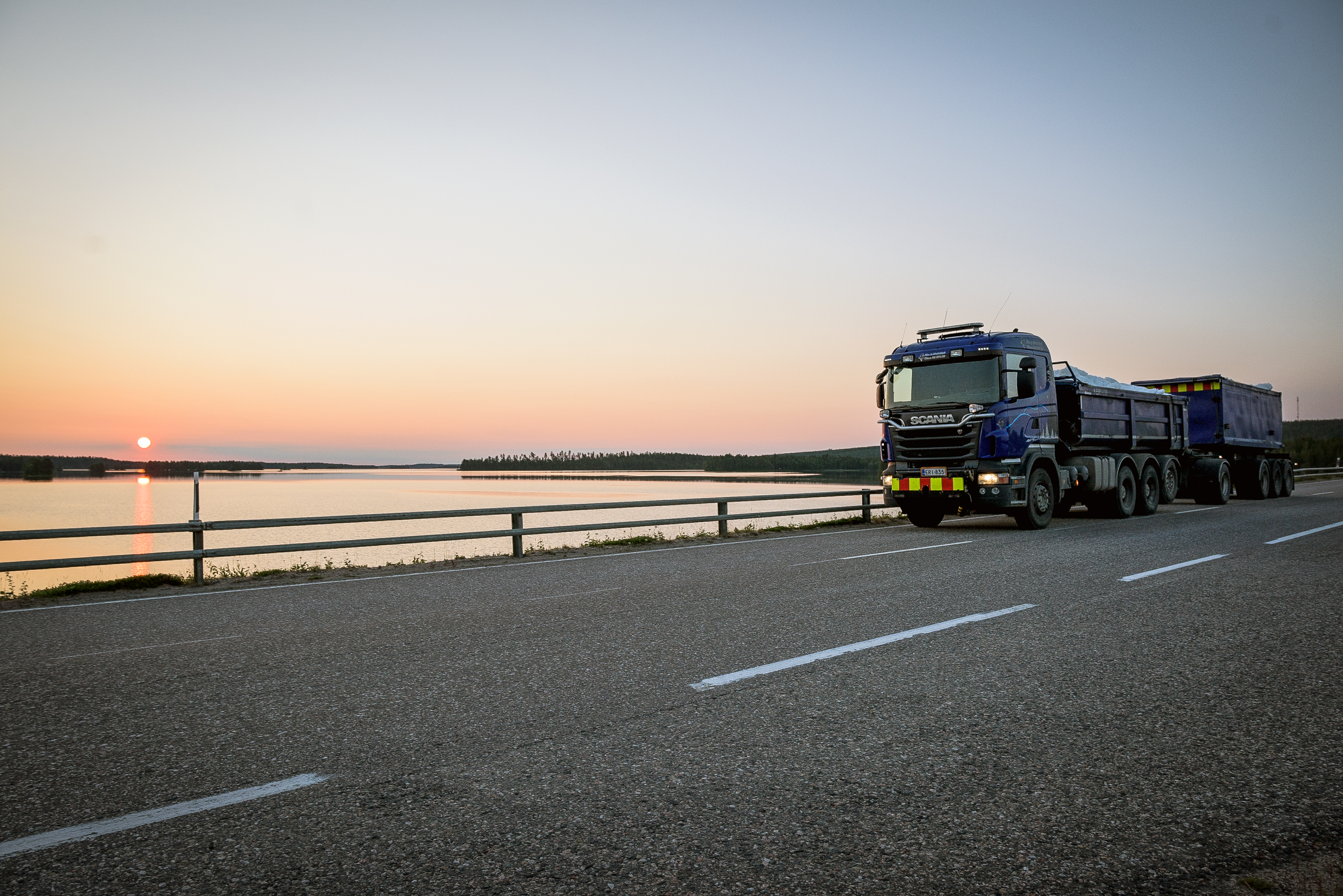 Lumella lastatut kuorma-autot lähtivät liikkeelle ennen kuin aurinko oli ehtinyt kunnolla edes nousta.