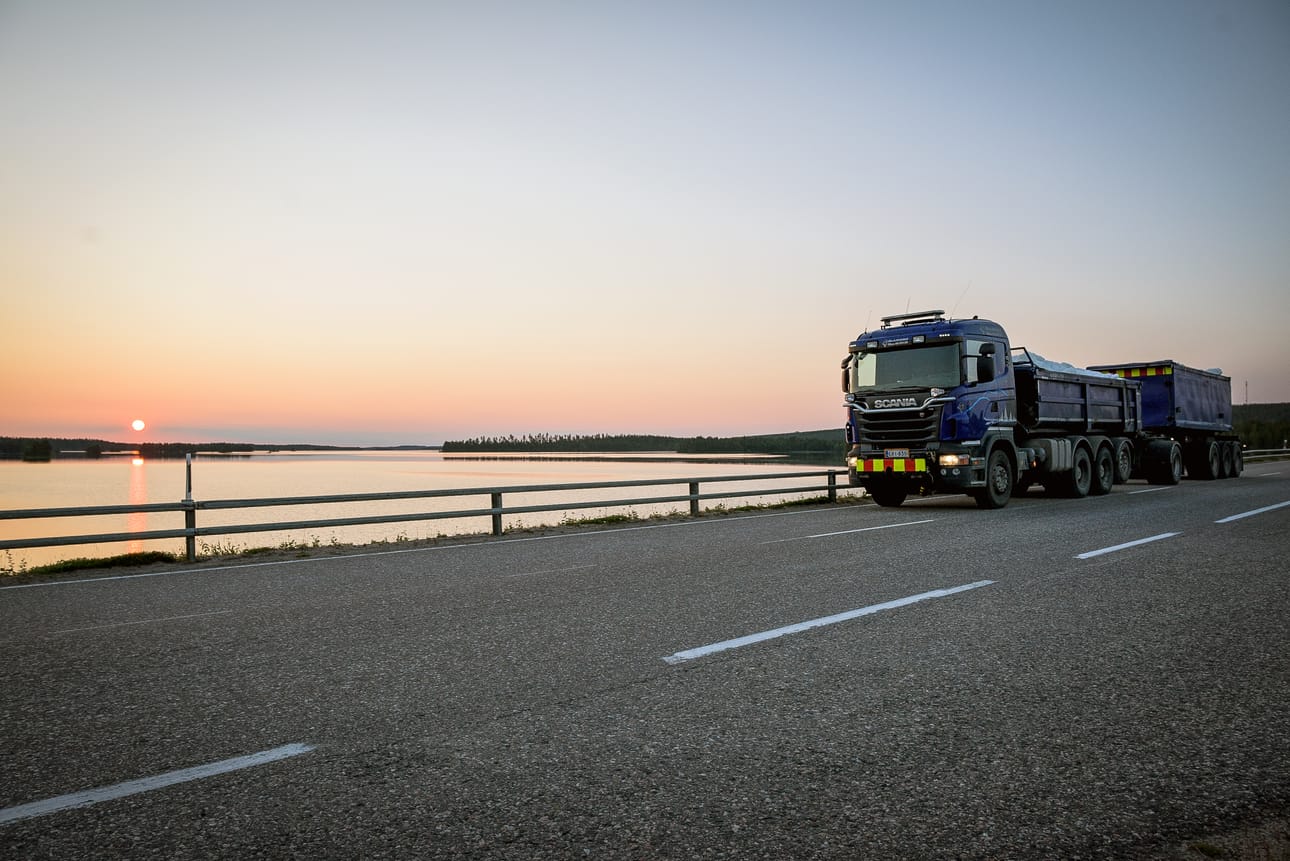 Lumella lastatut kuorma-autot lähtivät liikkeelle ennen kuin aurinko oli ehtinyt kunnolla edes nousta.