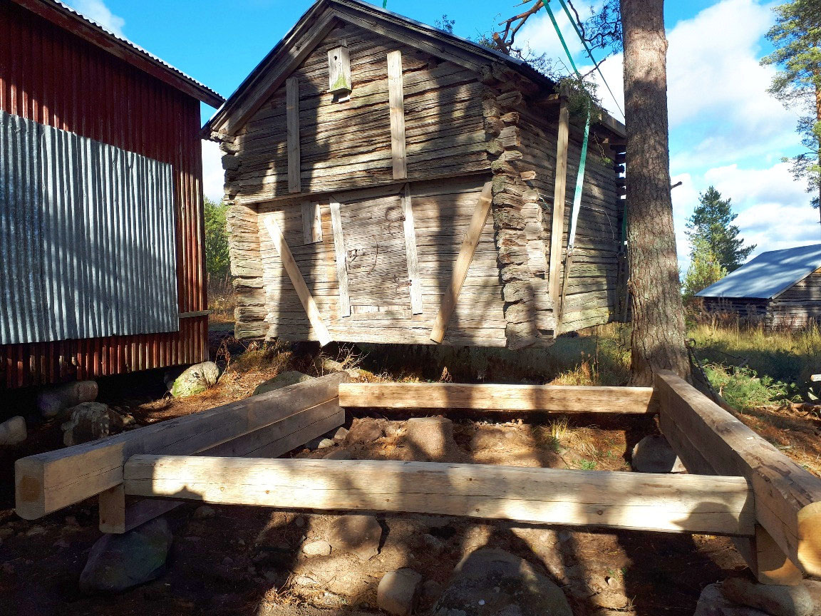 1802 valmistunut Ala-Heiskalan vanhan vilja-aitta kengitettiin lokakuussa. Kuvassa aitta on nostettu sivuun vanhan kehikon poiston, uusien nurkkakivien ja kengityskehän paikalleen asentamisen ajaksi. Työn toteuttanut Sakari Hankonen veisti kengityshirsikehän valmiiksi heinäkuussa ottamiensa mittojen perusteella. Kuvat Eero Kurkela