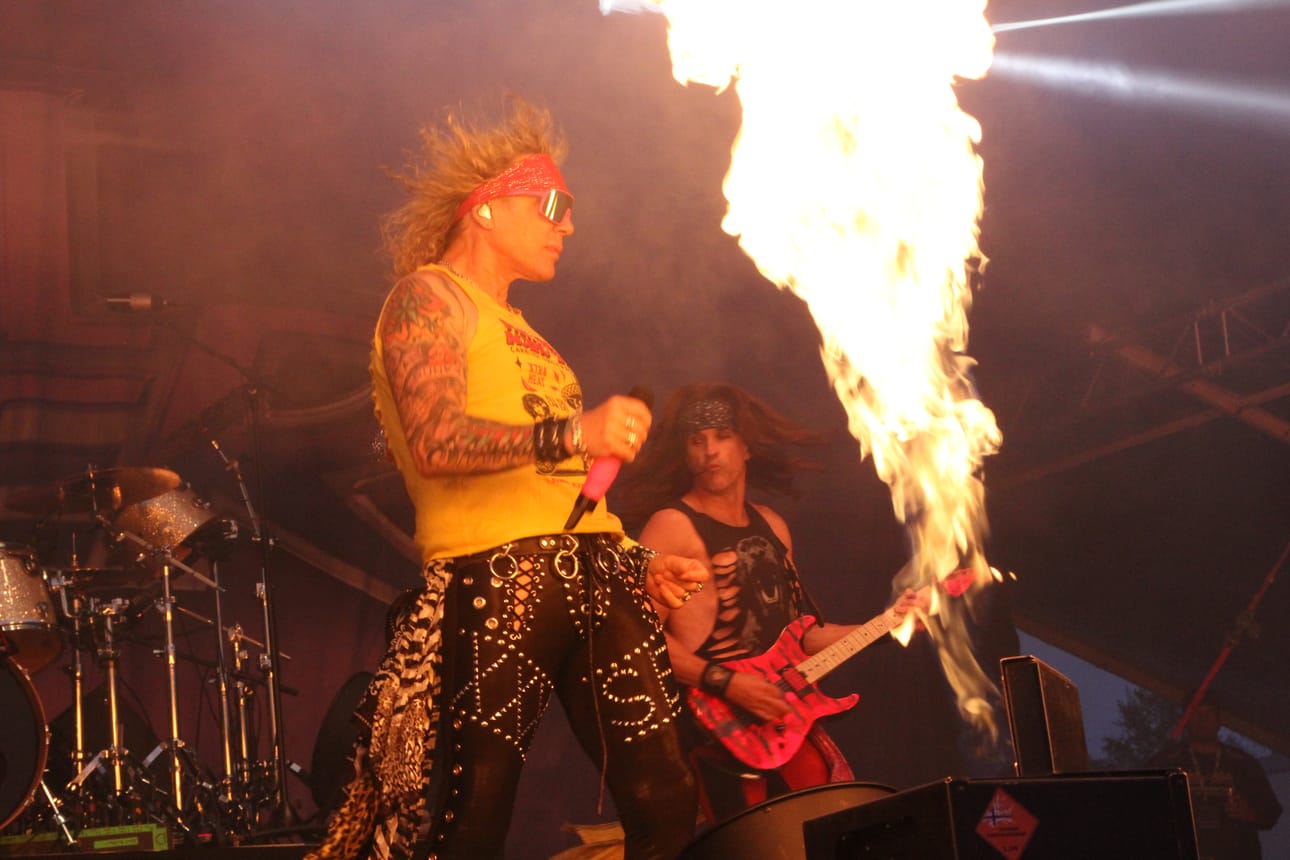 Perjantain festivaalipäivän päätti Steel Panther USA:sta. Sen keulahahmo on laulaja Michael Starr.