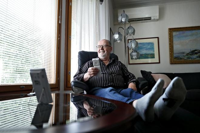 Jussi Malkamäki on ratkaissut sisätilojen tasaisen lämpötilan ilmalämpöpumpulla. Hän ennustaa, että ilmalämpöpumpuista tulee asuntojen vakiovaruste, samalla tavalla kuin autoissa aikanaan yleistyi ilmastointi. KUVA: TOMI KOSONEN