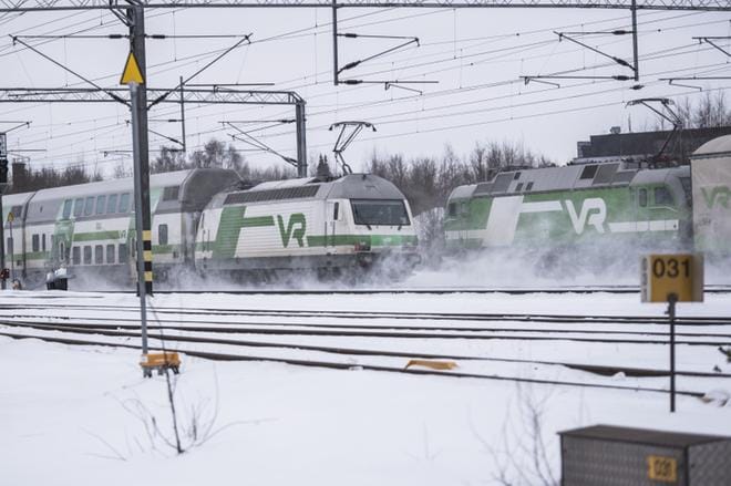 Toisen pääsiäispäivän lumisade ei ole toistaiseksi merkittävästi vaikeuttanut kaukojunien matkantekoa. KUVA: Ville-Veikko Kaakinen / Arkisto