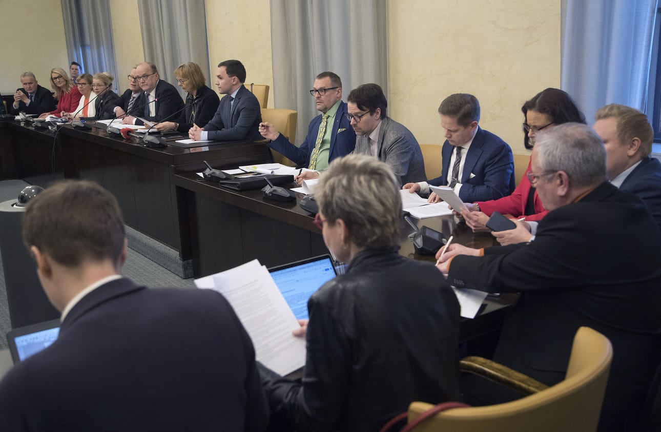 Kansanedustajat voivat joutua istumaan eduskunnassa vaikka vaalipäivään asti, mutta eivät saa siitä lisäkorvauksia. Perustuslakivaliokunnassakin puurretaan pitkää päivää.