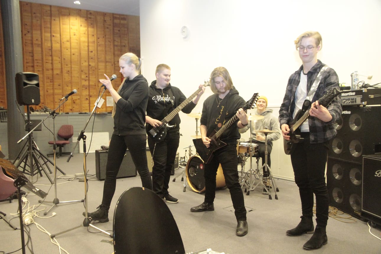 Northern Oathin Anna-Sofia Brännkärr (vas.), Viktor Reiman, Jukka Enqvist, Riku Erkkilä ja Lauri Smolander ovat halukkaita lähtemään mukaan Rock Academy Finlandin Kemin hankkeen toimintaan.